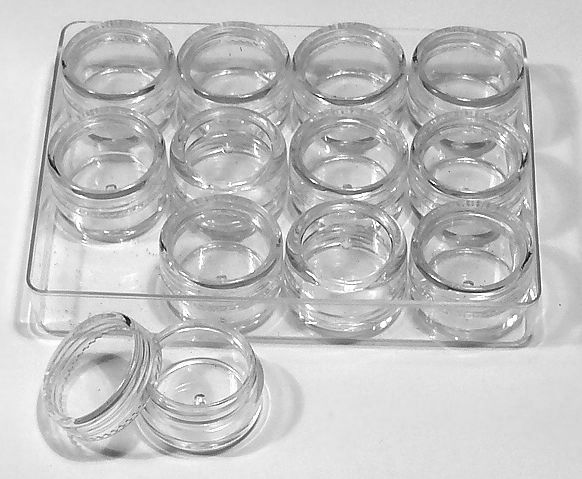 12 leere Schraubverschluss Döschen in einer Box